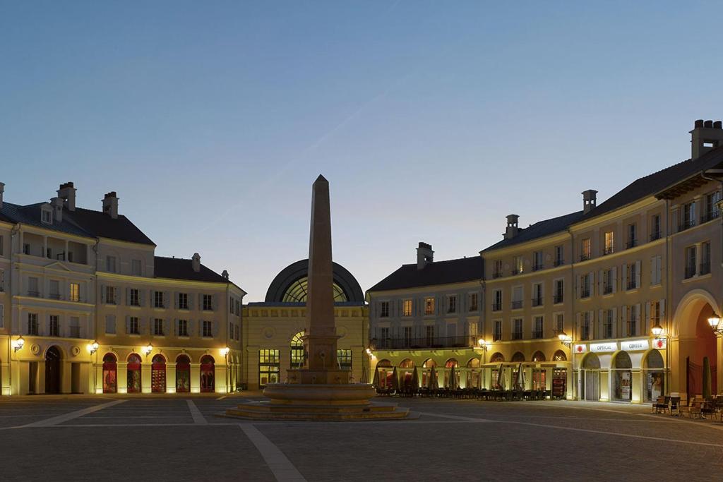 Place et façades à Marne-la-Vallée, au crépuscule